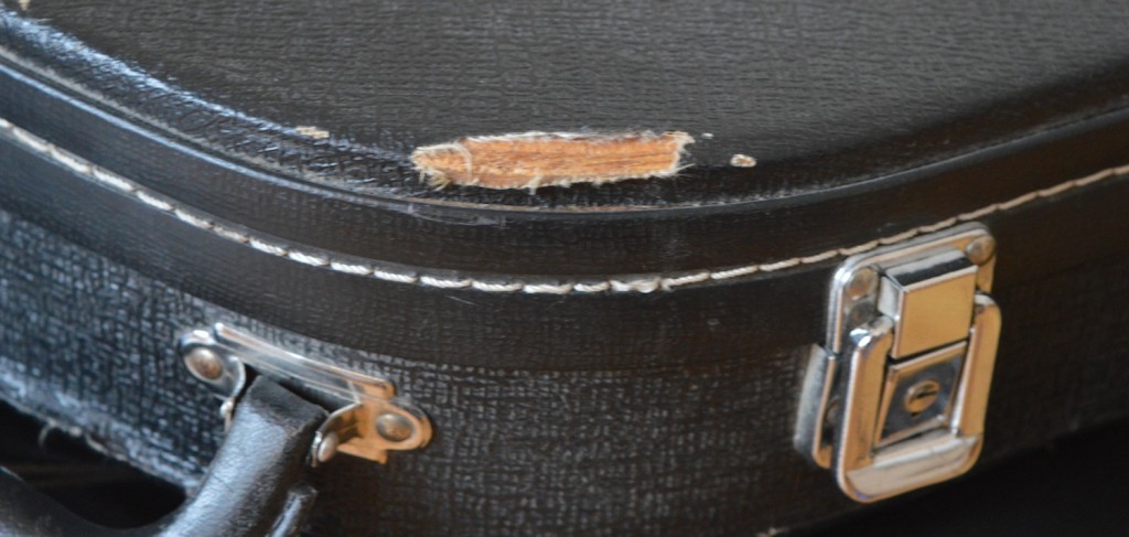 Gitarrenkoffer mit harmlosen optischen Gebrauchsspuren